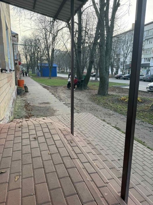 Здається в оренду фасадне торгове приміщення, вул. Вокзальна — 140 м²