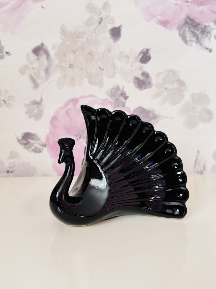 Ceramiczny paw z otwartym pióropuszem, figurka