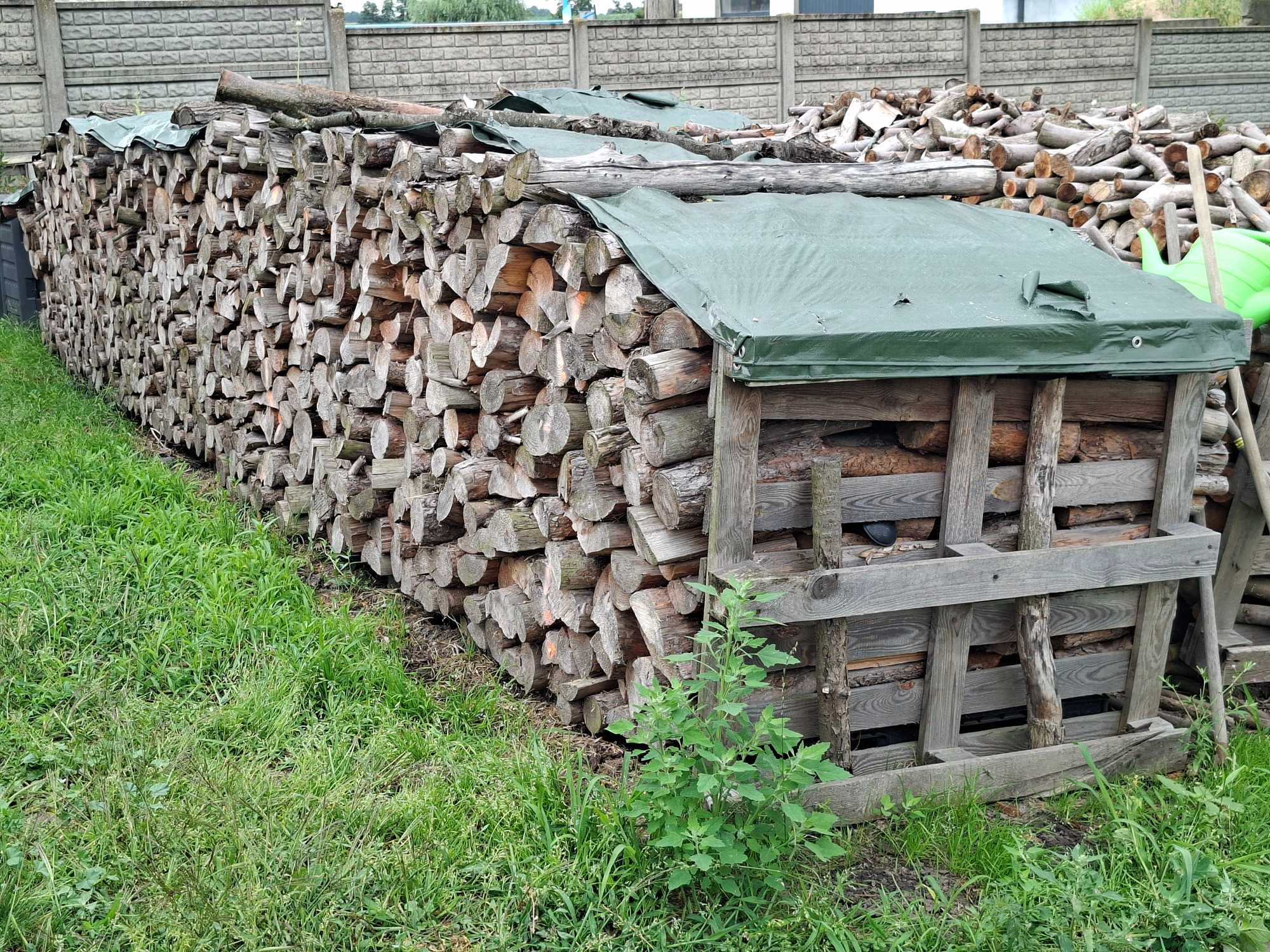 Sezonowane drewno opałowe gałęziowe.
