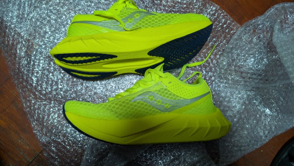 Saucony endorphin pro 4 карбонові кросівки для бігу 42 розмір