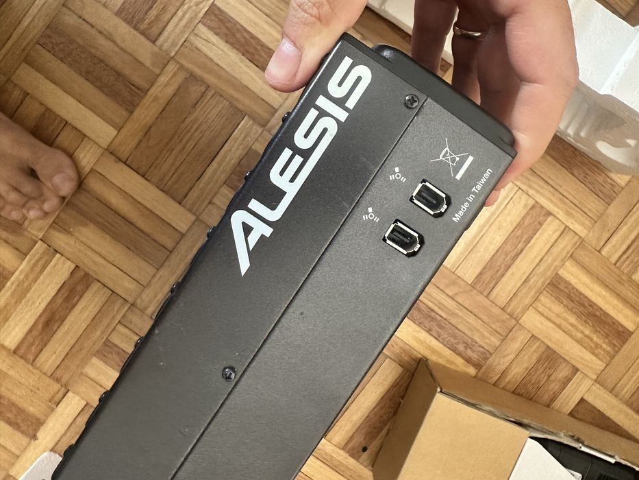 Mesa de Mistura Alesis Multimix 16 firewire