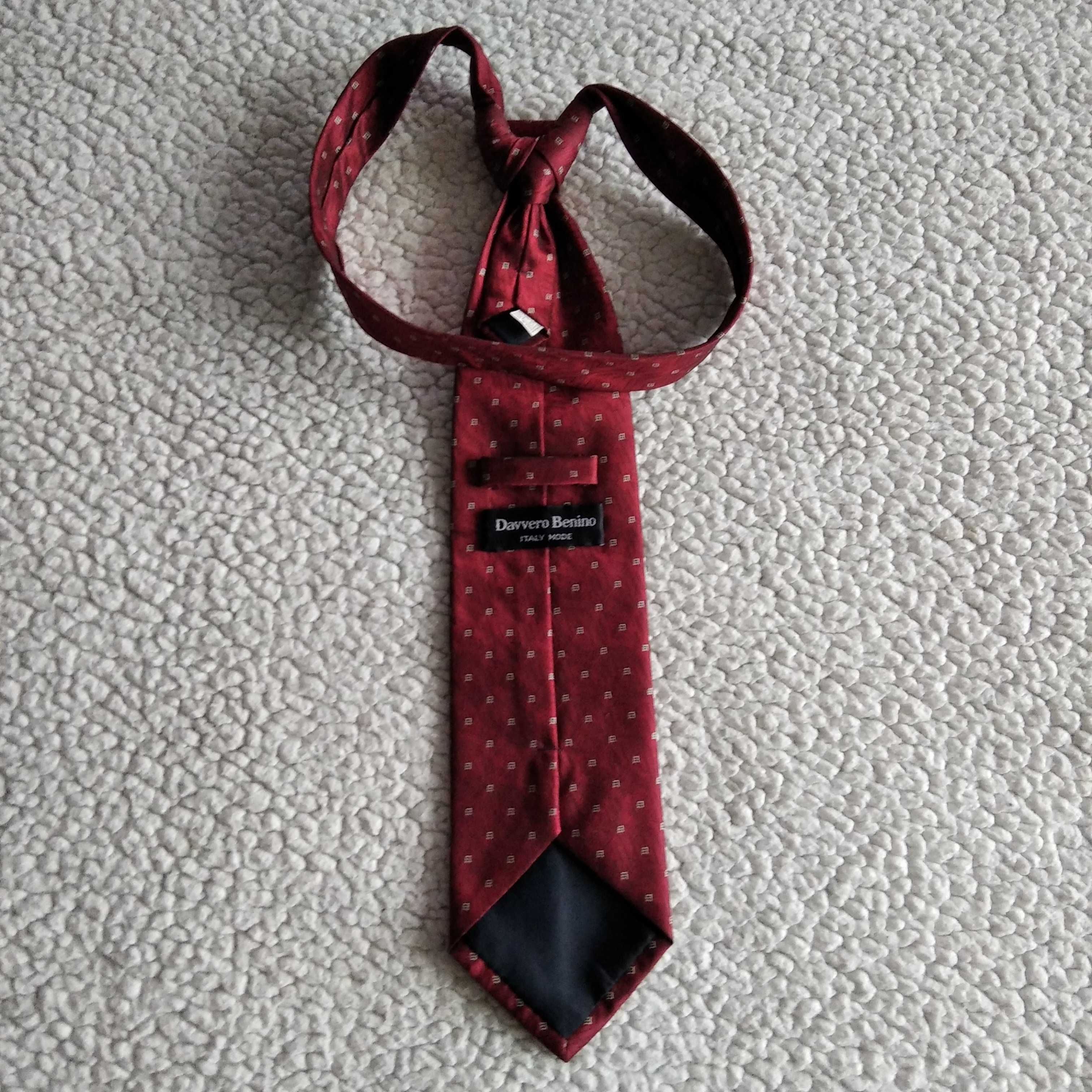 Krawat bordowy w miniaturowe kwadraciki D.Benino