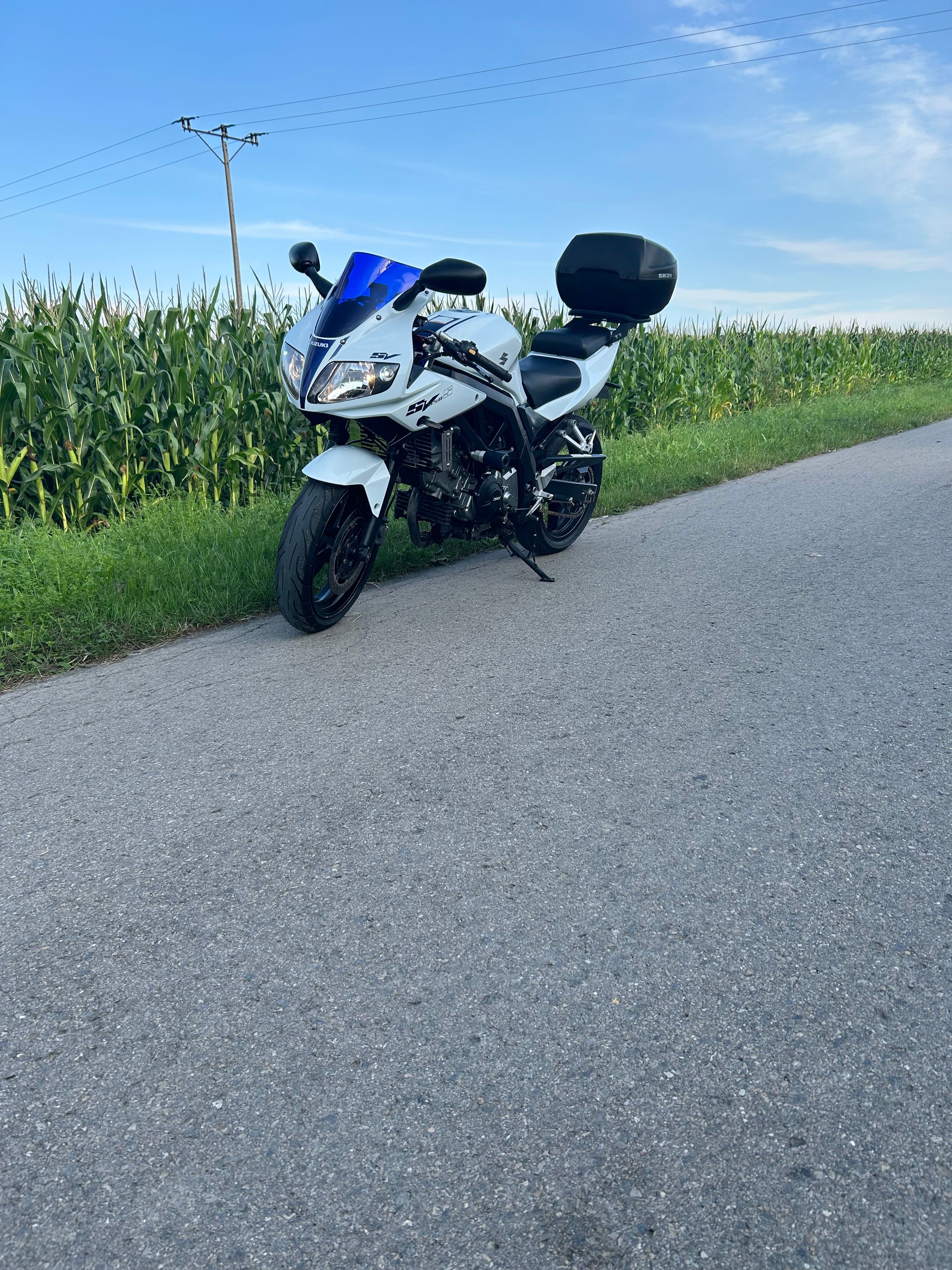 Witam sprzedam Suzuki SV 650 s z 2012r kolor białą perła .