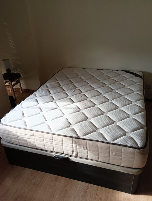 Cama Queen Size com Colchão