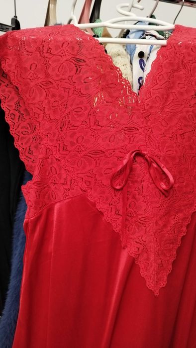 Сорочка нічна червоного кольору з мереживом.