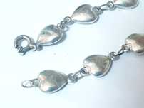 Encantadora pulseira de corações vintage em prata contrastada