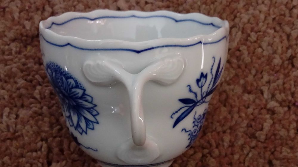 Porcelana,wzór cebulowy,kolekcja,filiżanki,zestaw,talerze