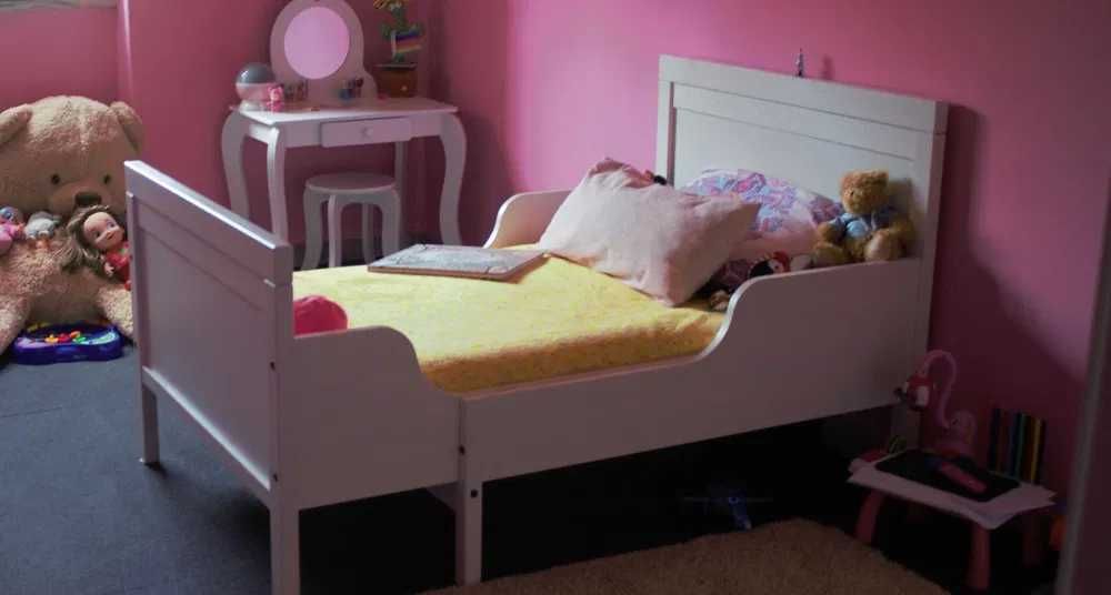 Cama de criança com colchão, semi-nova, em bom estado