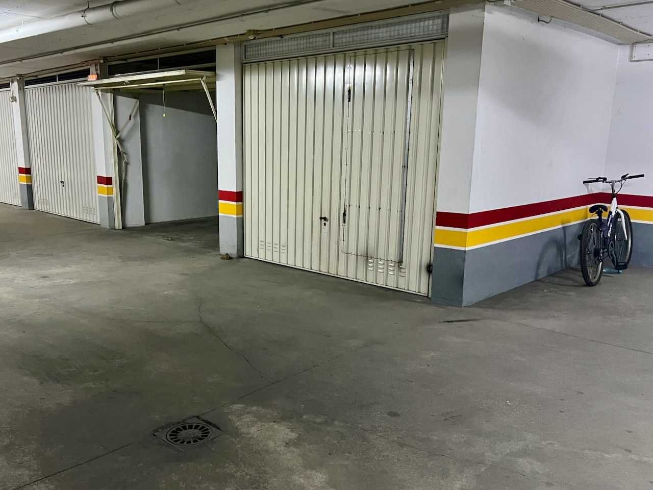 Garagem fechada em Camarate, Rua Alameda Dr. Francisco Sá Carneiro, 24