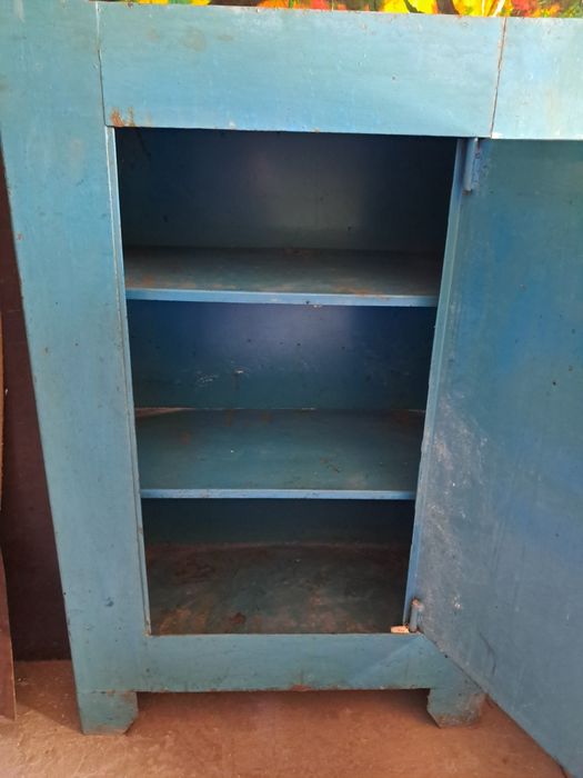 Сейф металлический.