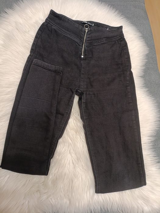 Czarne spodnie jeansy damskie z wysokim stanem z zamkiem z przodu Crop