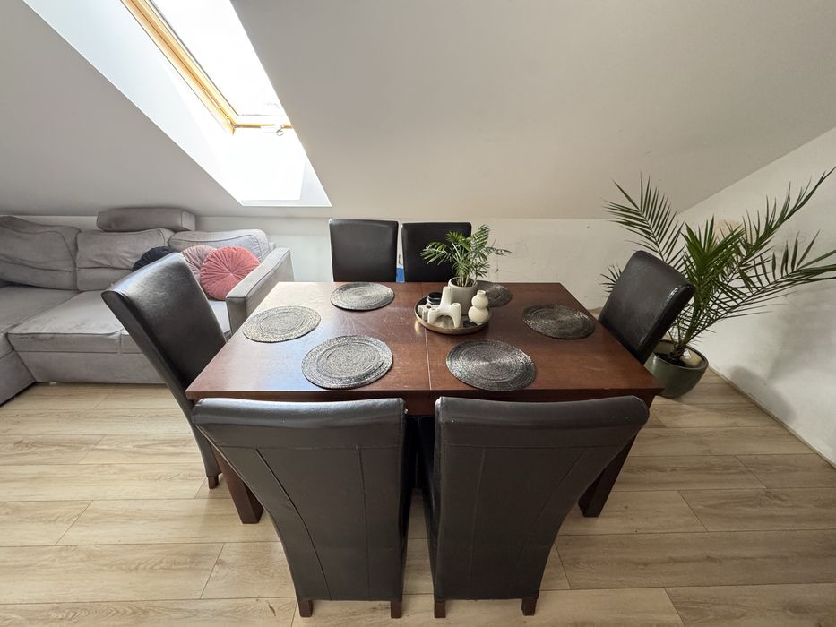 Stół z 6 krzesłami – solidny komplet do jadalni / salonu