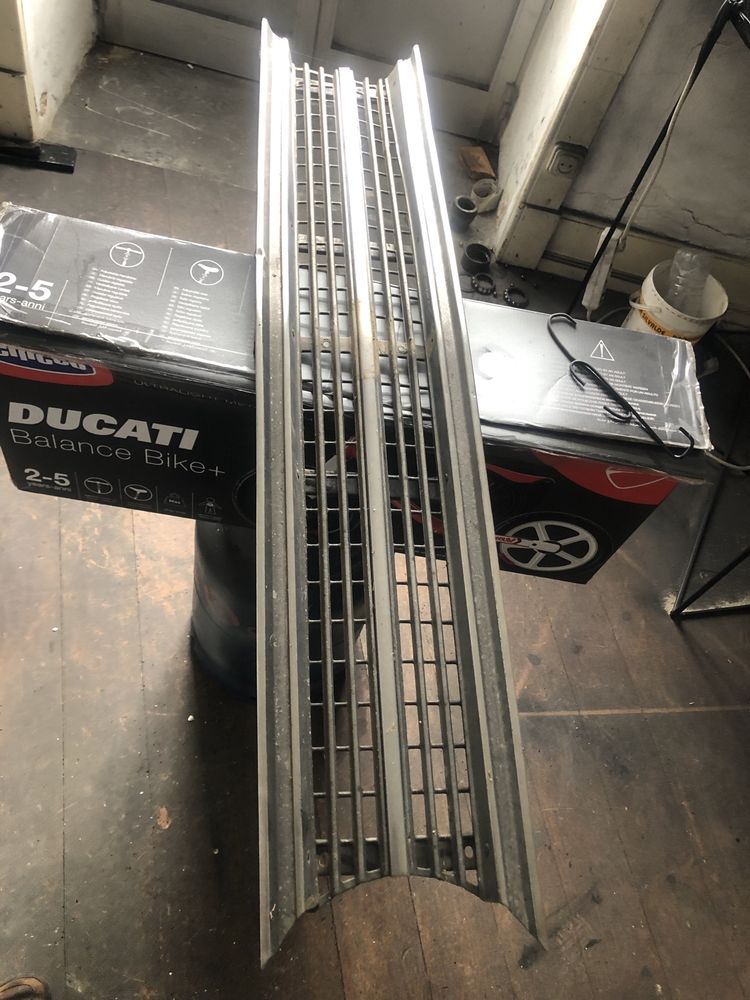 Grelha frontal do datsun 1200