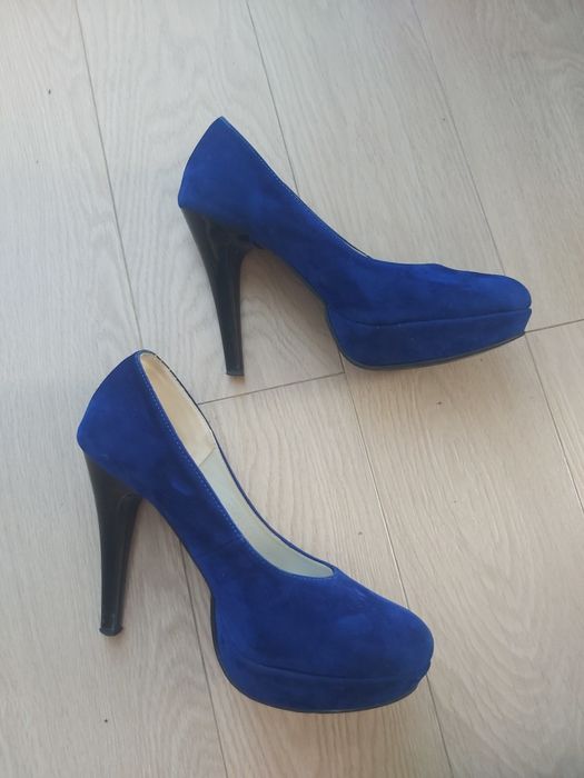 Skorzane kobaltowy buty na wysokim obcasie z lekka platforma/koturna