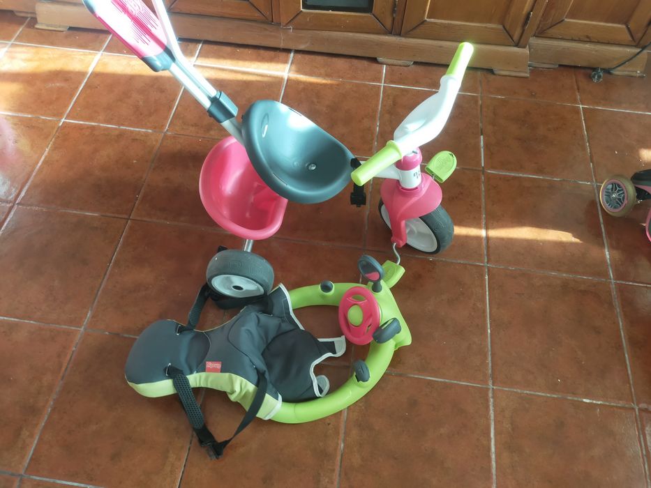 Triciclo e trotinet de crianca