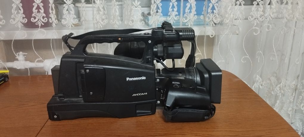 Продам видеокамеру Panasonic AG-HMC 84