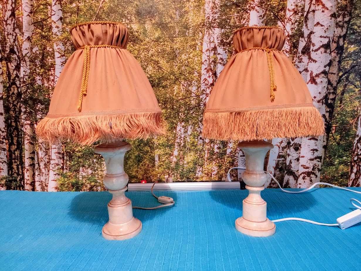 Par candeeiros de mesa vintage em mármore e abajur tecido franjas