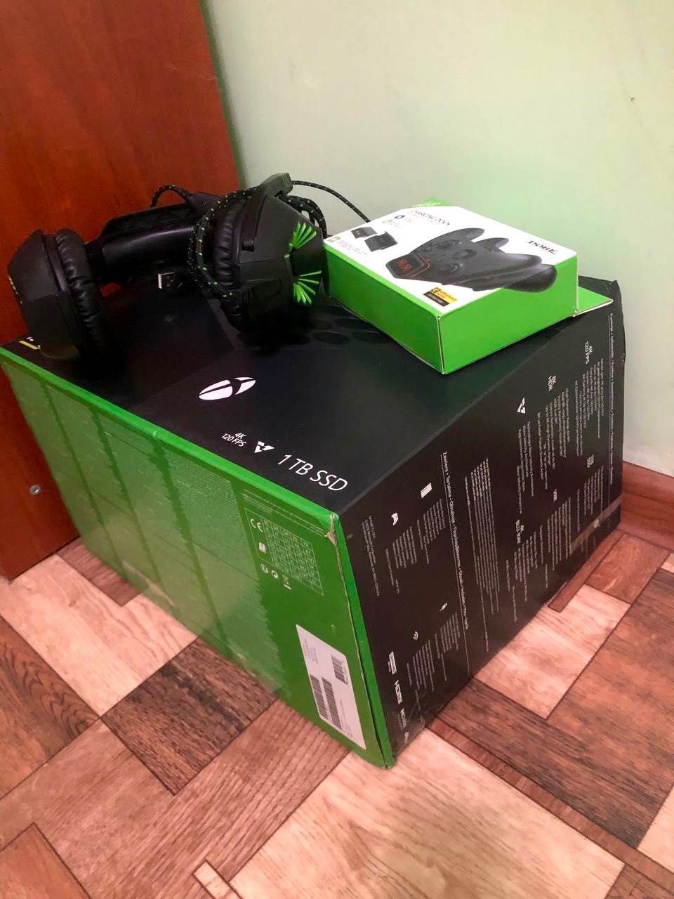 Продам Xbox Series X+ наушники + 2 джойстика с зарядной станцией+ игры