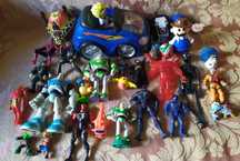 Lote sortido de figuras e brinquedos