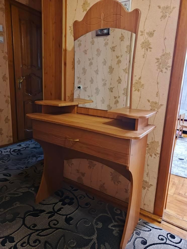 Продам дзеркало з шухлядами