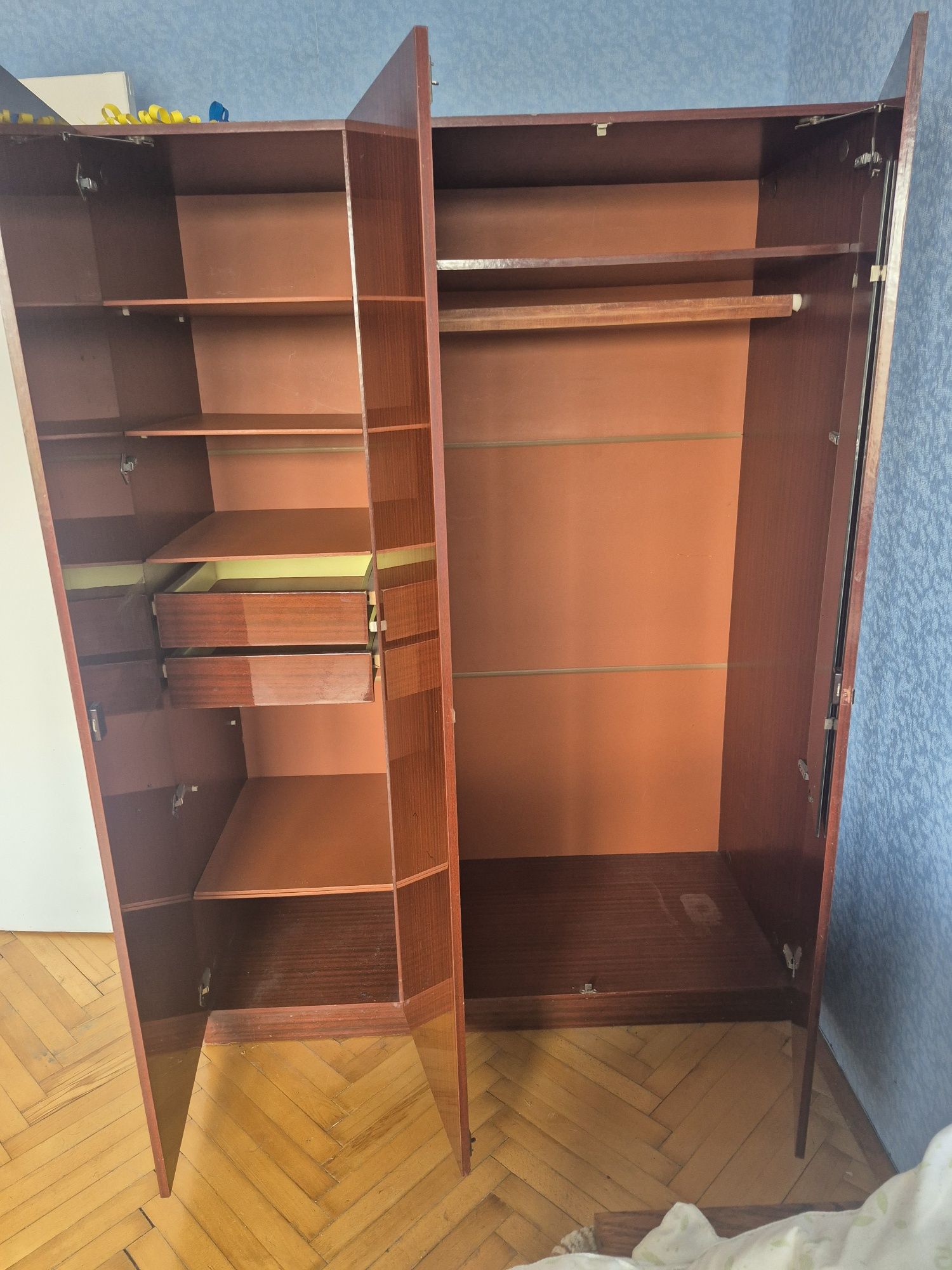 Відам безкоштовно меблі , шафи, тумбочки , ліжко