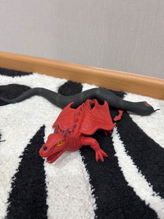 Ризинові іграшки невеликі. Дракон змія