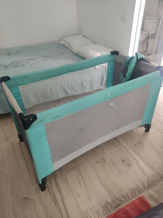 Cama de viagem usada