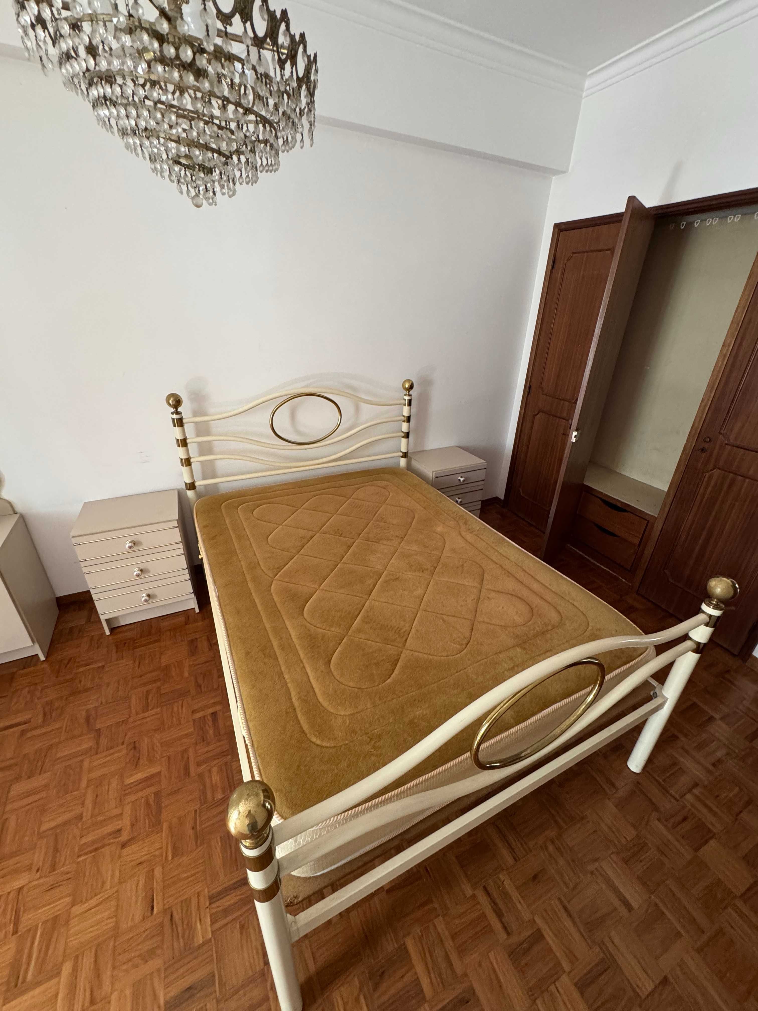Conjunto de Quarto Antigo (Cama, Mesas de Cabeceira, Toucador)