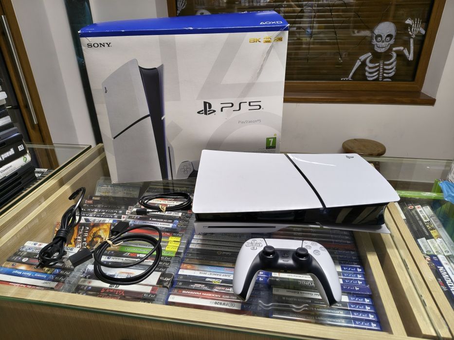 Konsola PS5 slim z napędem. Komplet
