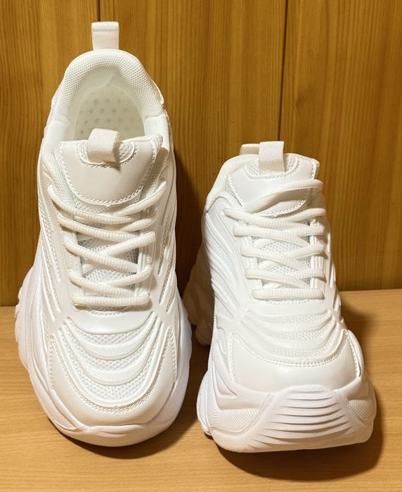 Взуття жіноче  НОВЕ  ( 38 )