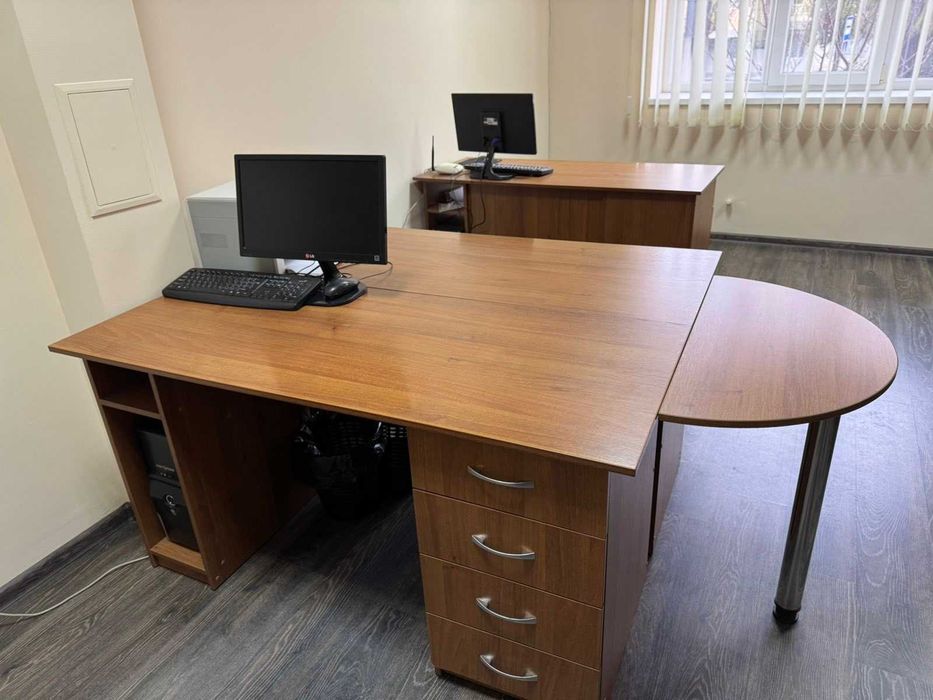 Продається комплект офісних меблів.