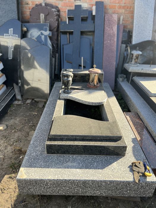 Памʼятники, площадки