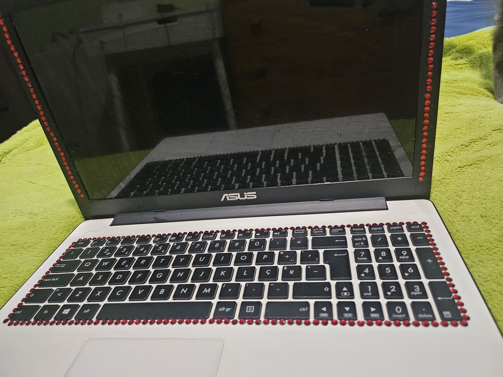 Computador ASUS a funcionar na perfeição
