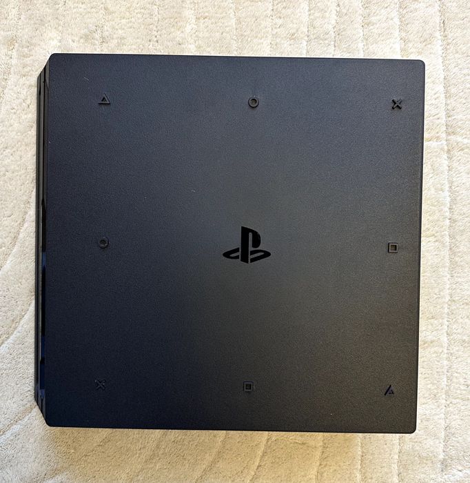 PS4 Pro, 1TB + 3 джойстика + 13 игр (состояние 10/10)