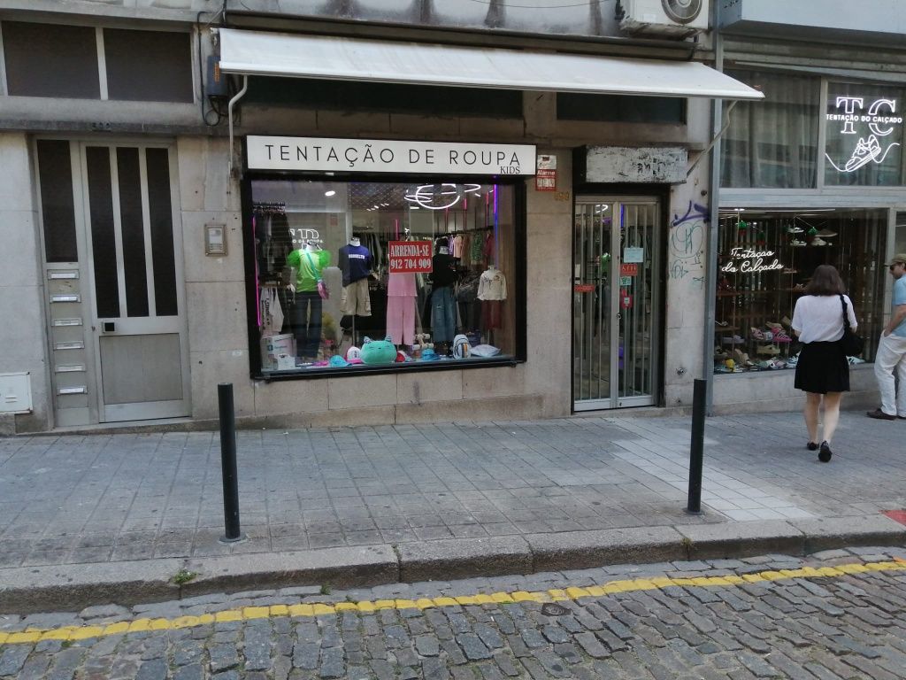 Loja junto ao metro da Trindade