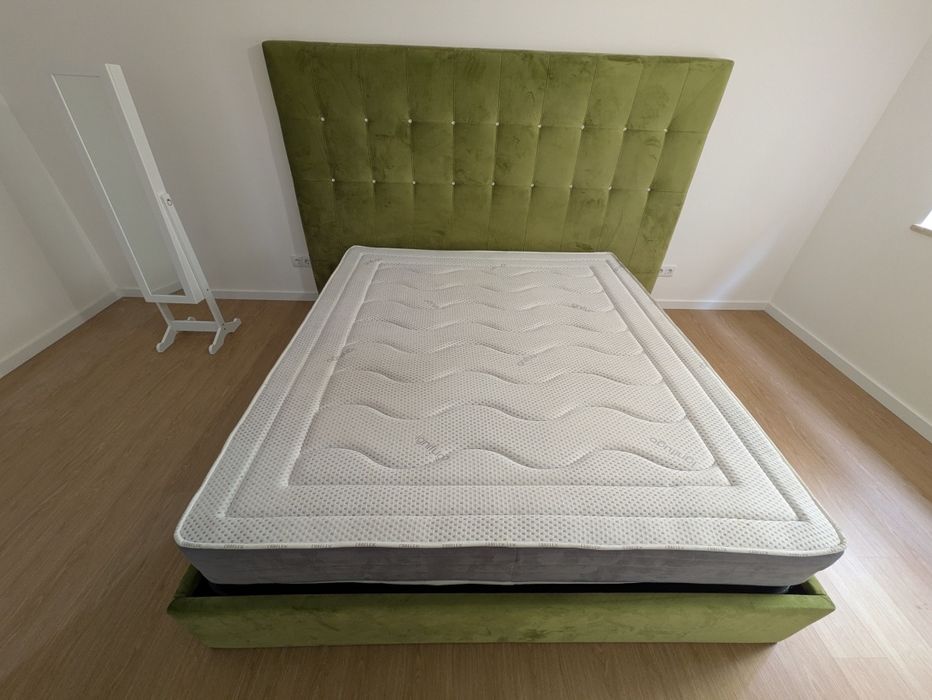 Cama box king size com cabeceira em veludo e colchão de molas