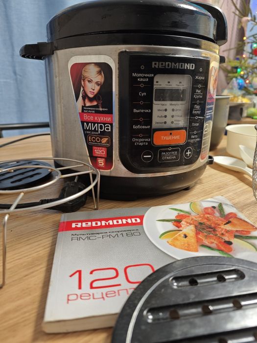 Мультиварка б/в з аксесуарами і рецептами.