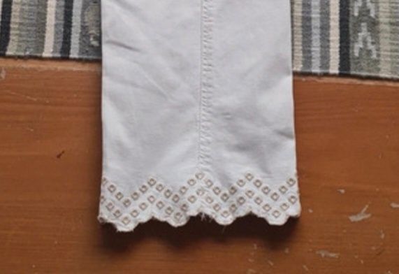 Calças  brancas com bordado