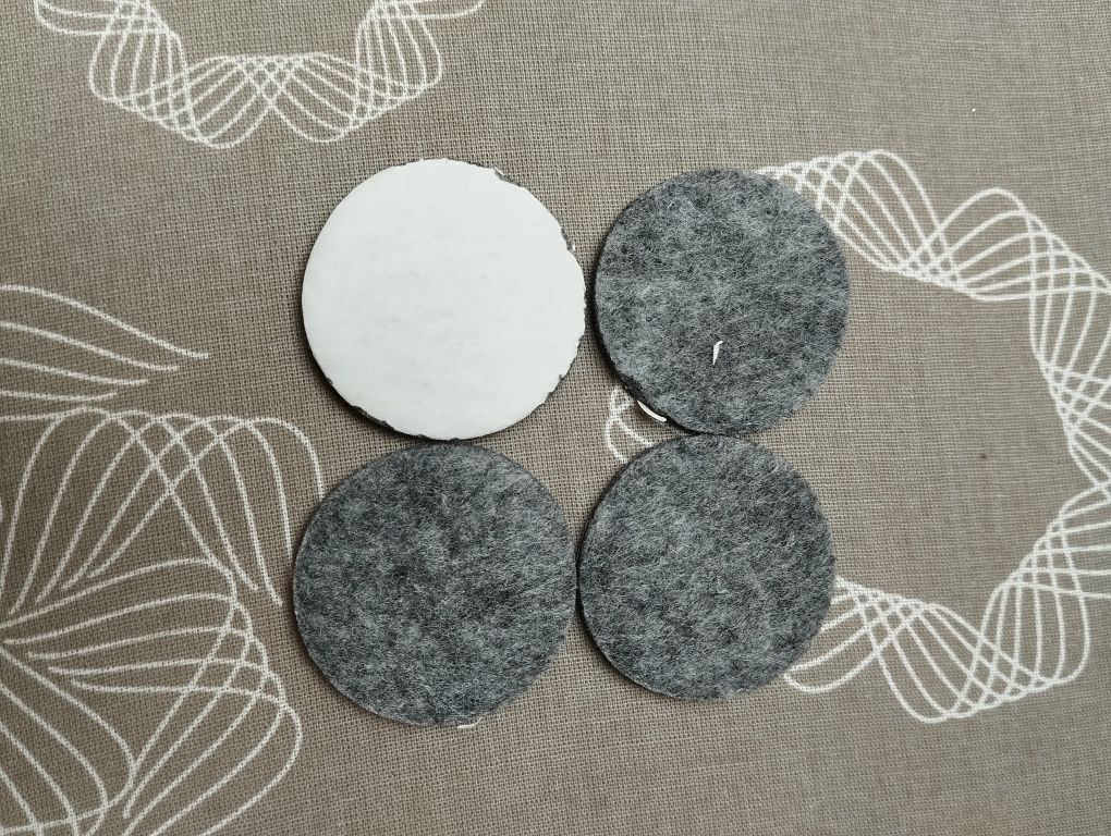 Podkładki filcowe 5.5 cm na kleju cztery sztuki