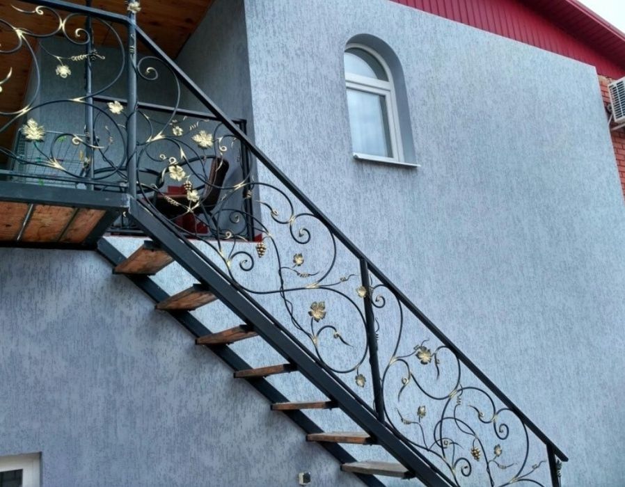 Будинок з великим критим басейном для Вас!