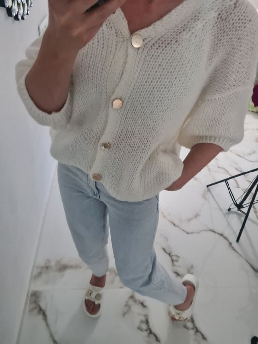 Dzianinowy sweter rozpinany na guziki ozdobne