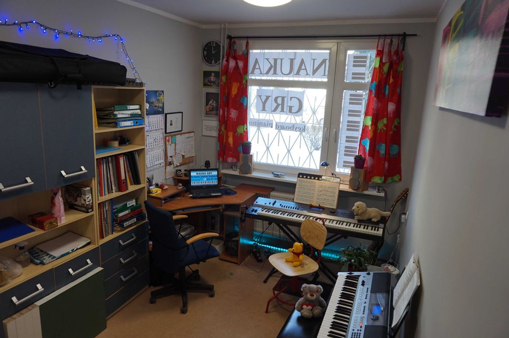 VOUCHER na lekcje gry na pianinie.