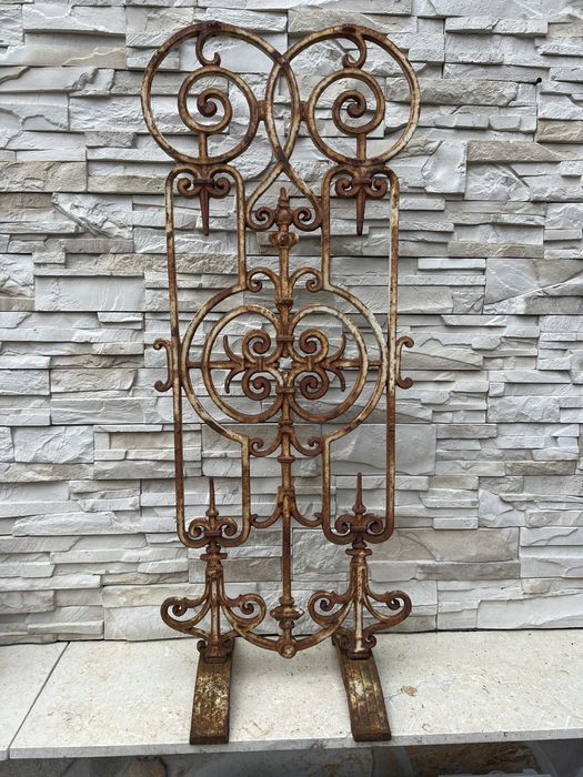 Zeliwny odlew stary ornament przód do kominka