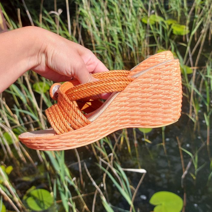 Pomarańczowe plecione klapki na koturnie 36