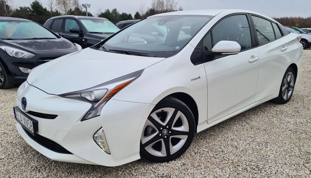 Toyota Prius hybryda 1,8 automat kamera asystent pasa czujniki
