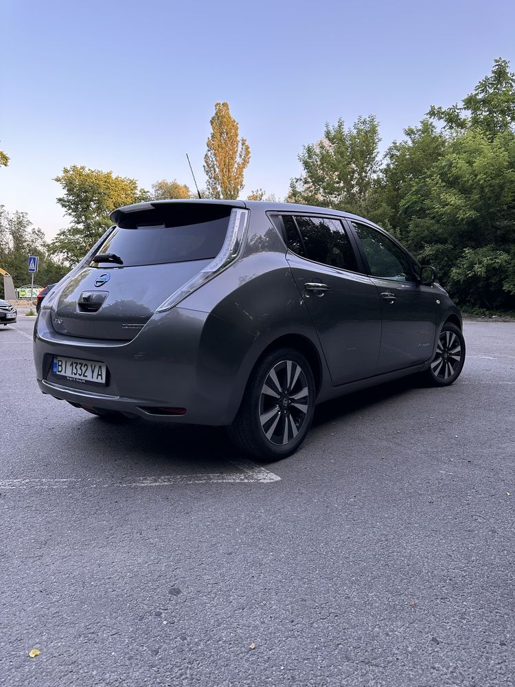 Nissan Leaf в комплектації Tekna