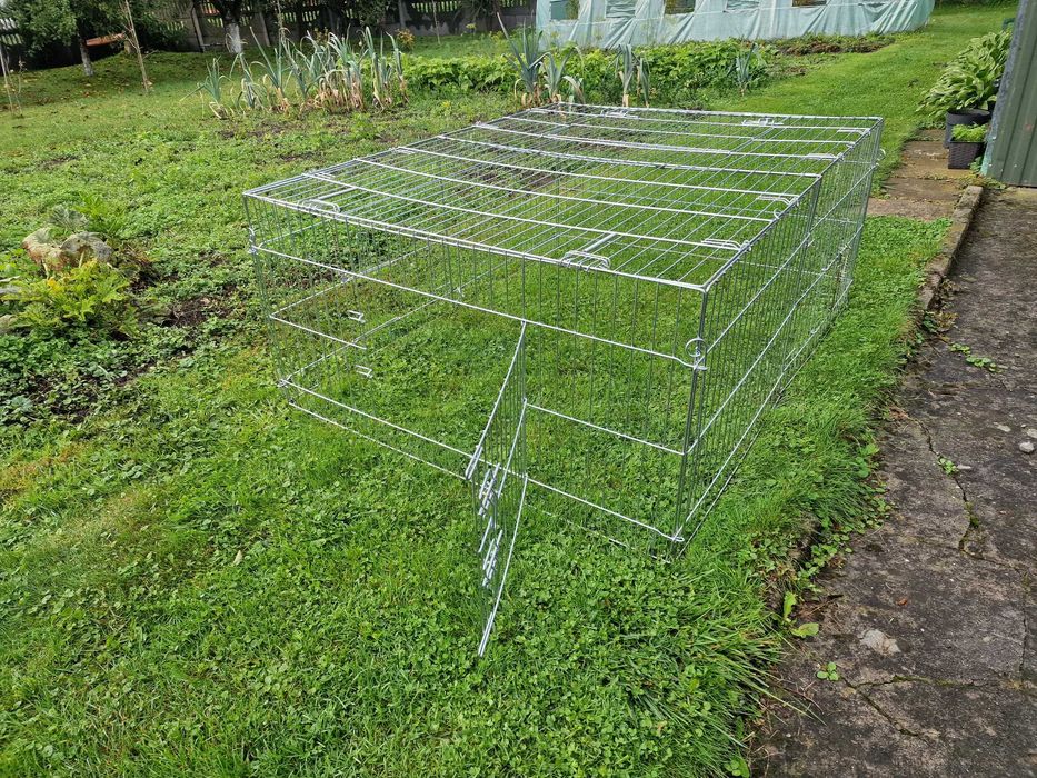 klatka dla małych zwierząt z domkiem na zewnątrz