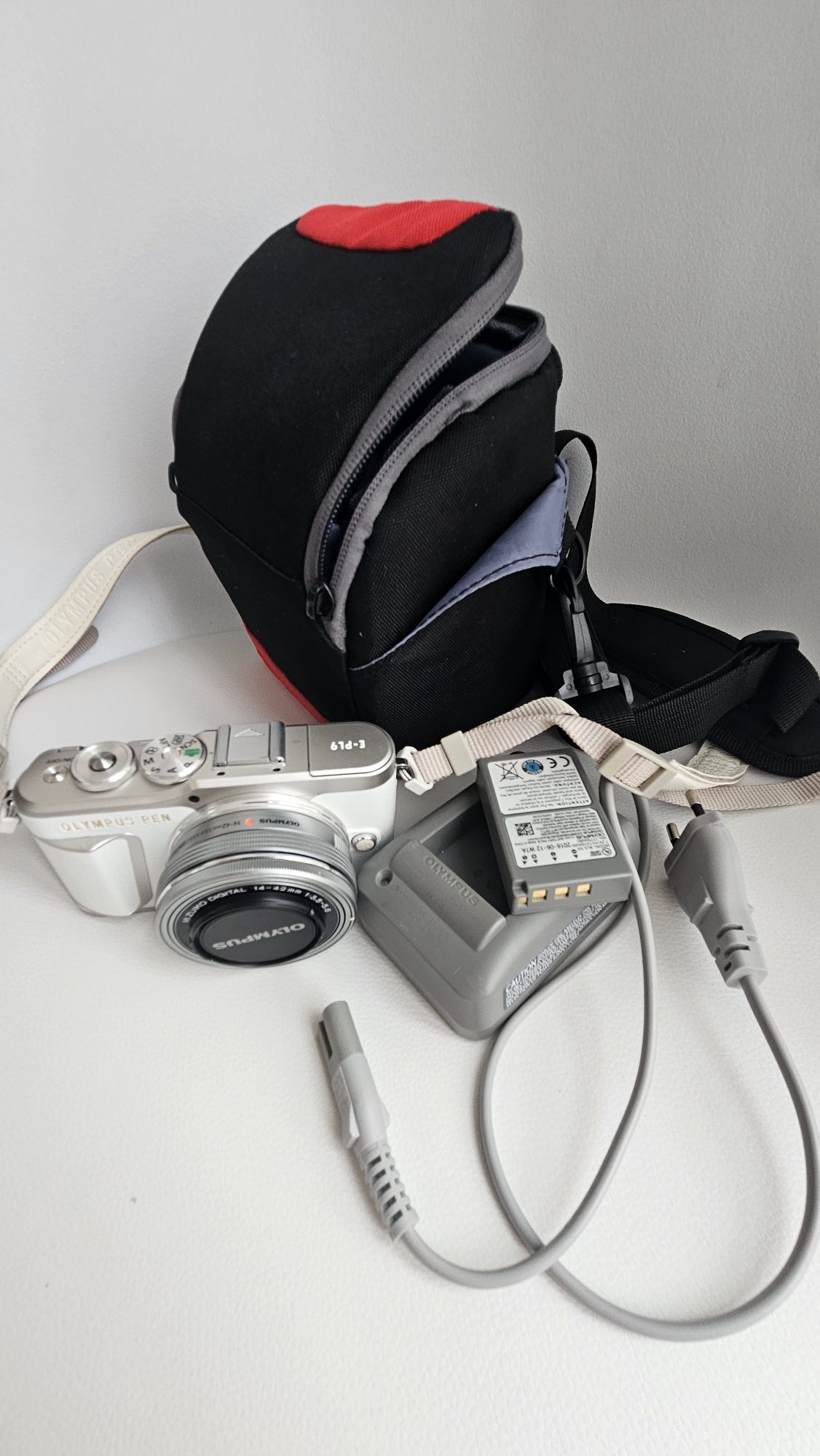 Olympus Pen E-PL9 z obiektywem 14-42