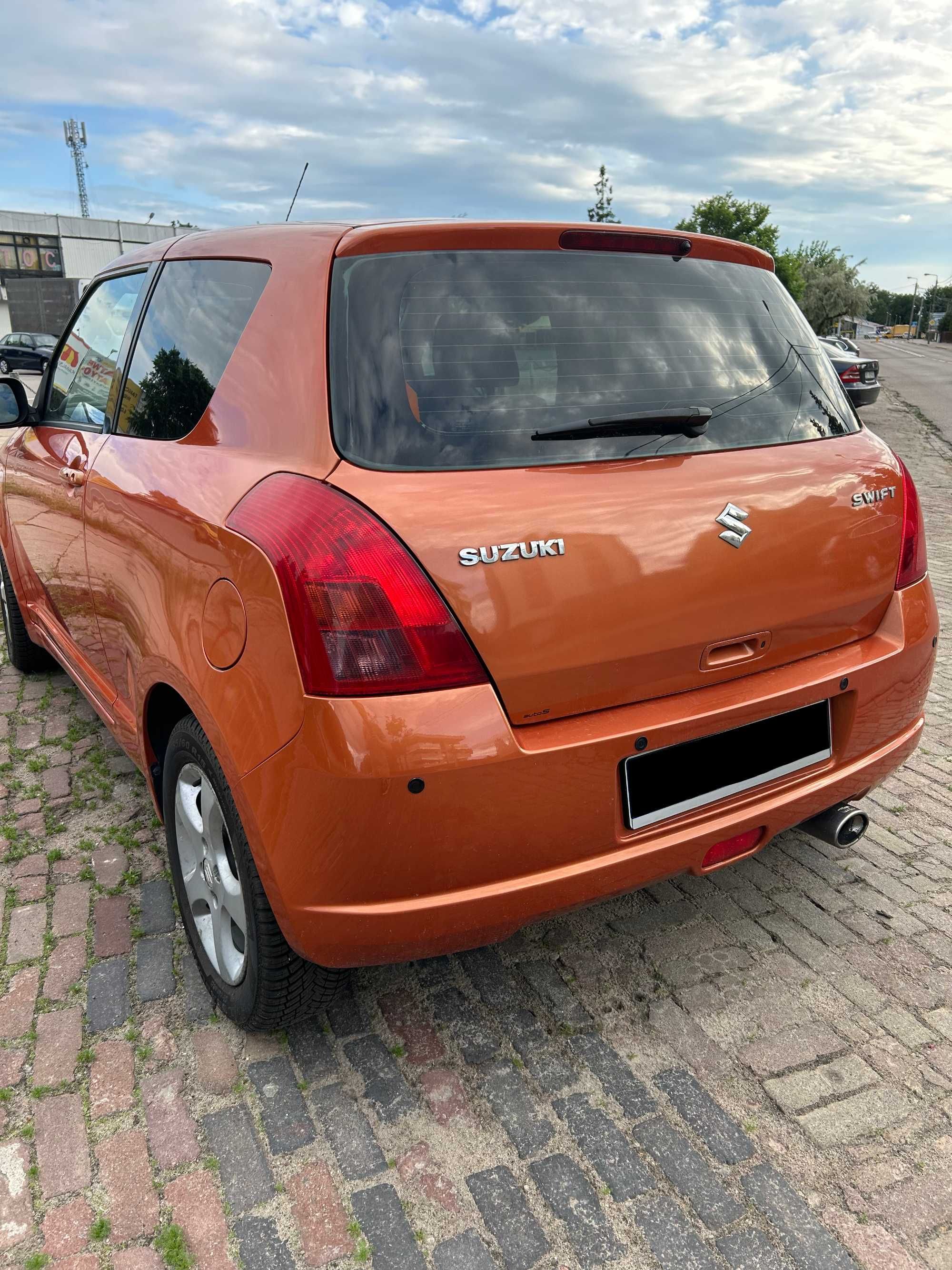 Pomarańczowy Suzuki Swift 1.3