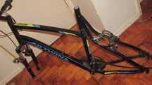 Quadro + suspensão frente + pedal lado direito + guiador com travagem